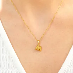 vandfast bogstav M halskæde i forgyldt stål - OCEANA