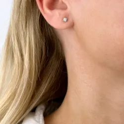 2 x 0,10 ct solitaireørestikker i 14 karat guld med diamant