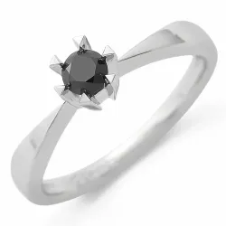 Kollektionsprøve sort solitairering i 14 karat hvidguld 0,21 ct