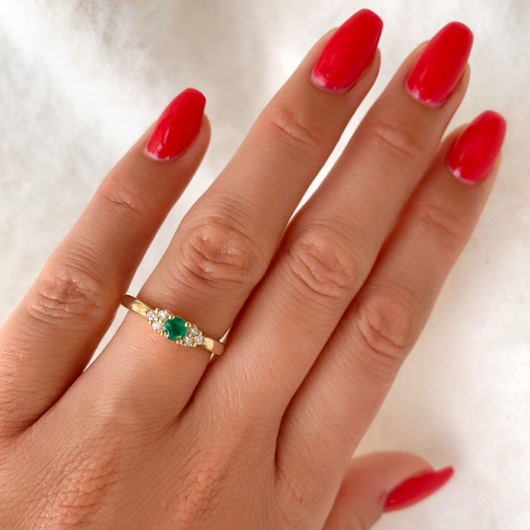 smaragd ring på finger