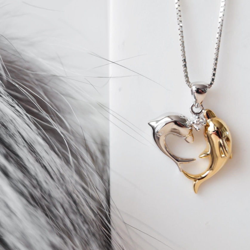Delfin vedhæng med diamant